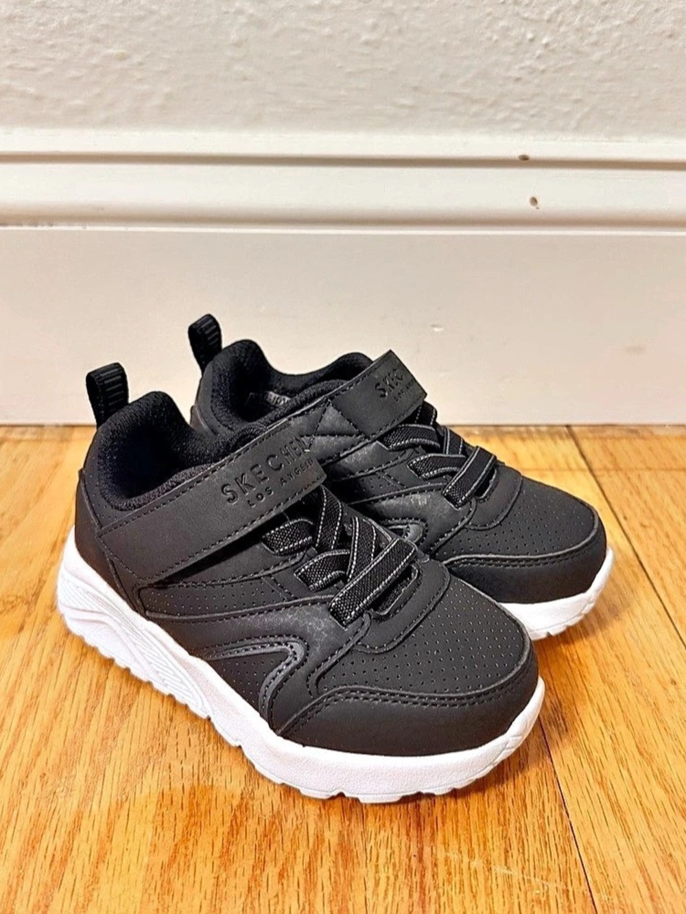Skechers Street Uno Lite Sneaker Boys US 7 Black & White NWOT